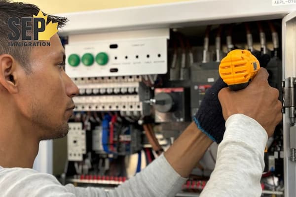 درآمد مهندسان برق در کانادا