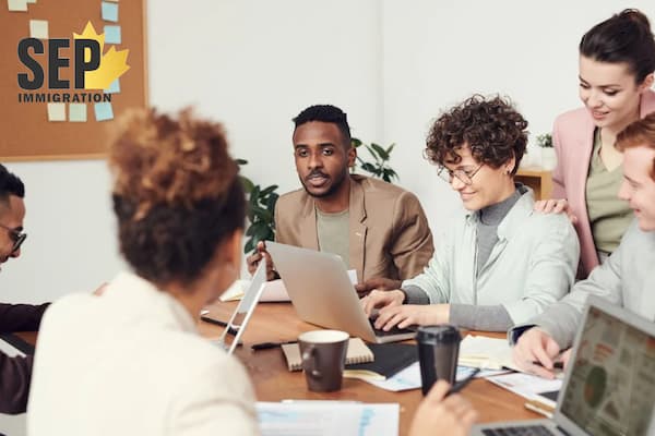 عوامل موثر بر حقوق مدیران مالی