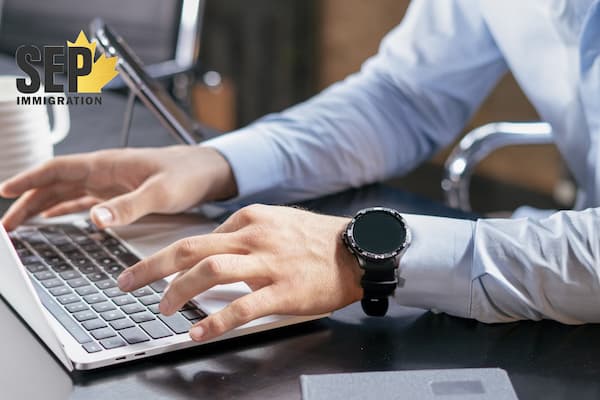 سیستم اکسپرس انتری چه برنامه‌هایی را برای مهاجرت ارائه می‌دهد؟